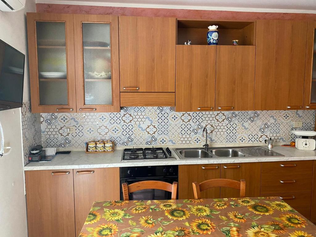 Kuchyň nebo kuchyňský kout v ubytování La casetta nel centro storico di Cefalù