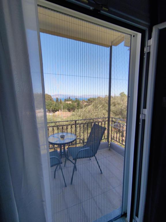 un patio con tavolo e sedie su un balcone di Tina Hotel a Dassia