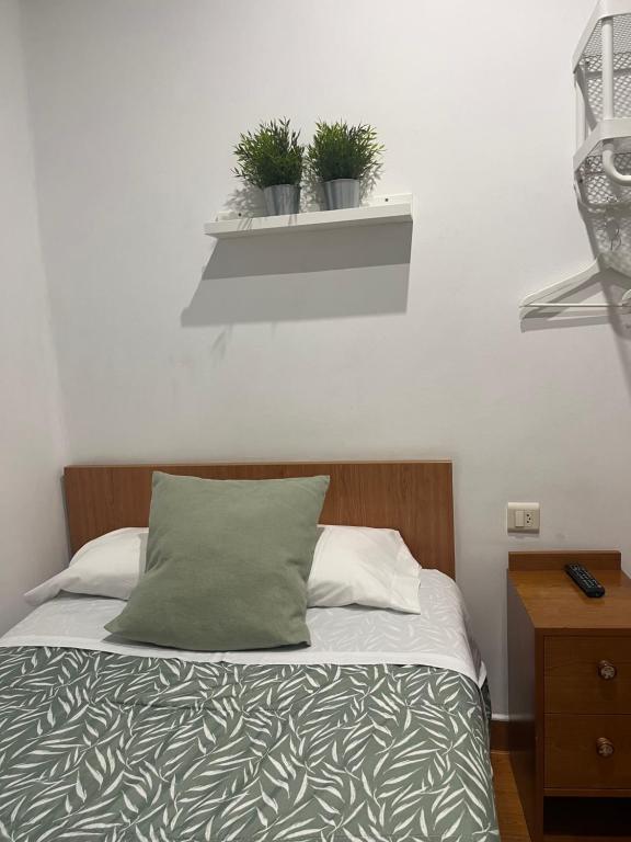 Łóżko lub łóżka w pokoju w obiekcie Pension Angelines, Sneuu Hostel Santander