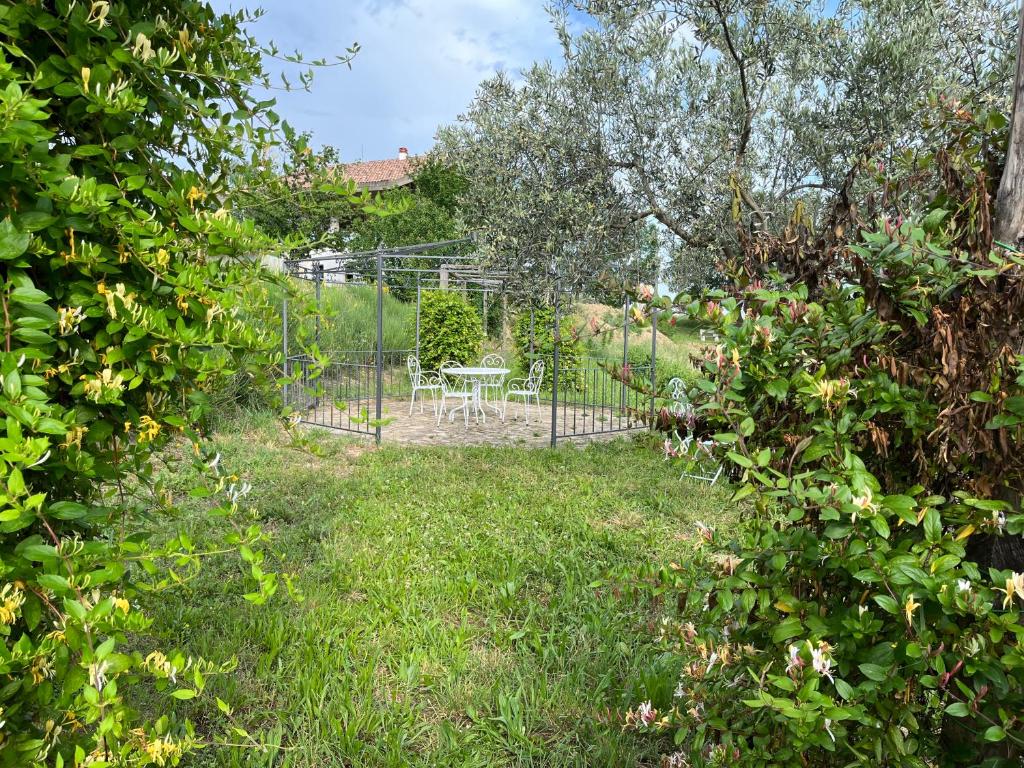 Ogród w obiekcie agriturismo borgo del ginepro