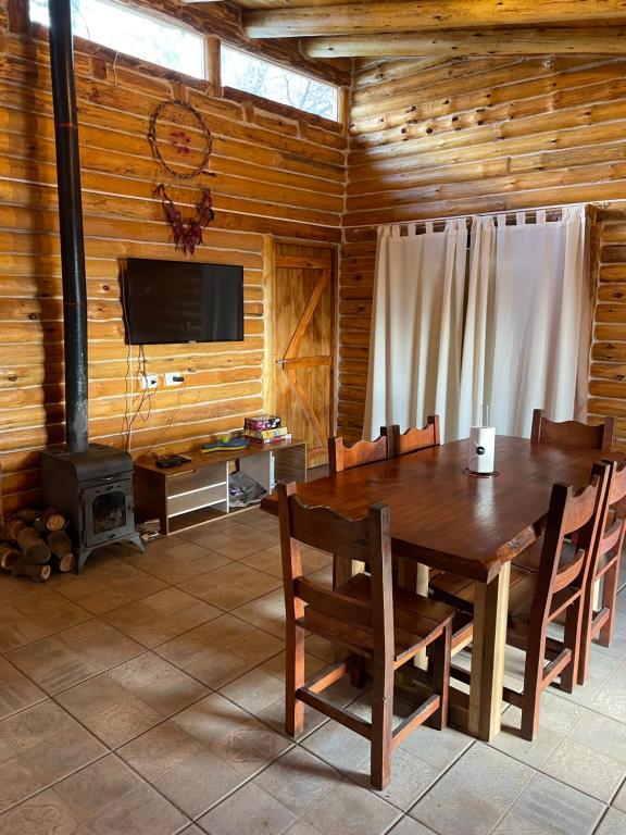 TV a/nebo společenská místnost v ubytování Cabaña Manzano Historico Punta Negra Lodge 2
