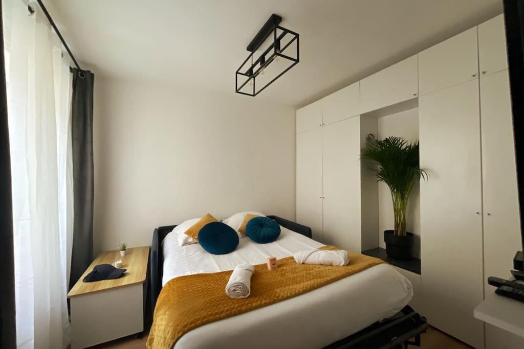 une chambre avec un lit avec des serviettes dessus dans l'établissement Rouen Centre - Joli studio avec espace extérieur, à Rouen