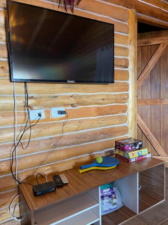 TV a/nebo společenská místnost v ubytování Cabaña Manzano Historico Punta Negra Lodge 2