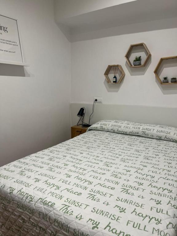 Łóżko lub łóżka w pokoju w obiekcie Pension Angelines, Sneuu Hostel Santander