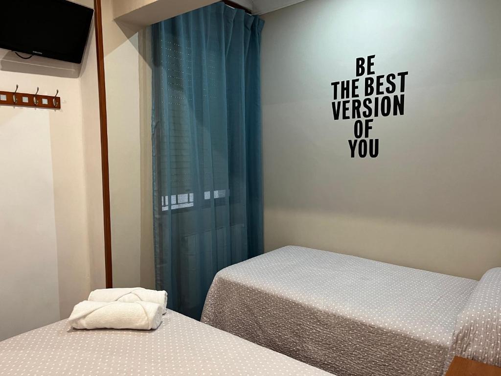 Łóżko lub łóżka w pokoju w obiekcie Pension Angelines, Sneuu Hostel Santander