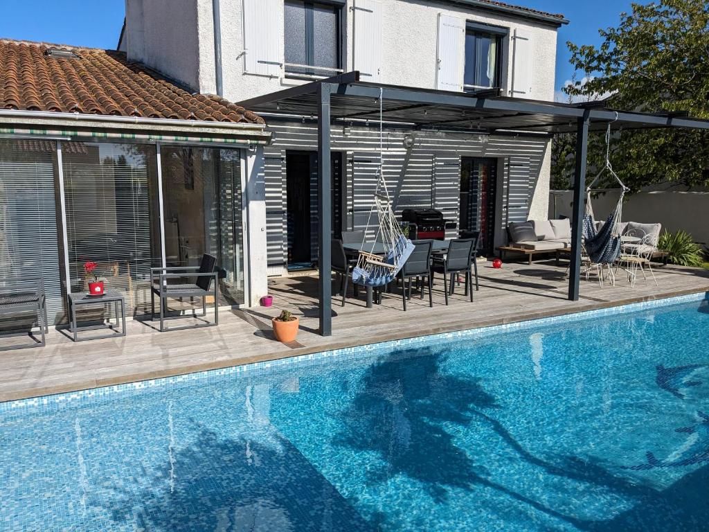 une maison avec piscine à côté d'une maison dans l'établissement Teresa Beauté - maison 3 chambres - 6 pers - proche La Rochelle, à Périgny