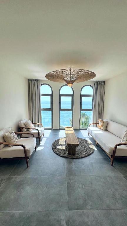 Posezení v ubytování OCEAN BLUE HOTEL & RESORT -Jbeil