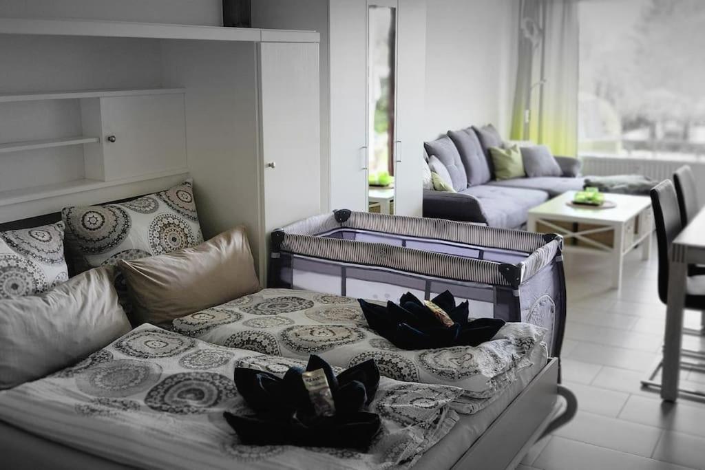Una sala de estar con un sofá con almohadas. en Ferienwohnung Wera -am Bikepark-Sauna, en Winterberg
