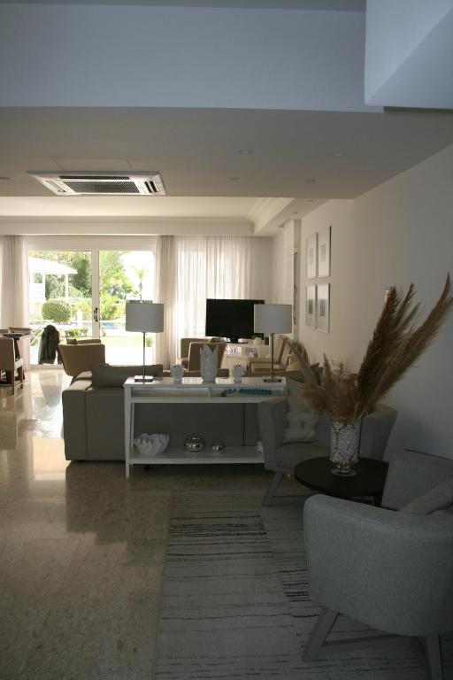 TV a/nebo společenská místnost v ubytování Serenity Villa Mediterranean