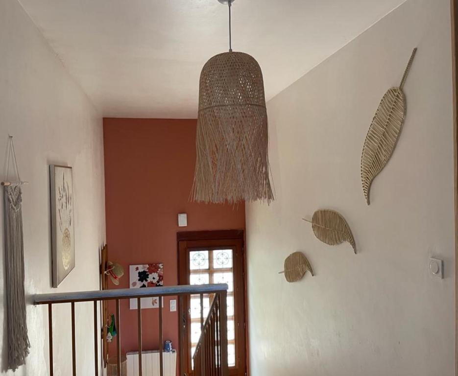 d'un lustre suspendu au plafond. dans l'établissement St Hilaire St Florent, à Saumur