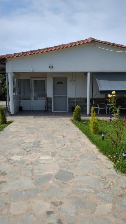 dom z kamiennym podjazdem przed nim w obiekcie Ferienhaus "Arizones", Nea Kallikratia, Chalkidiki w miejscowości Nea Kallikratia