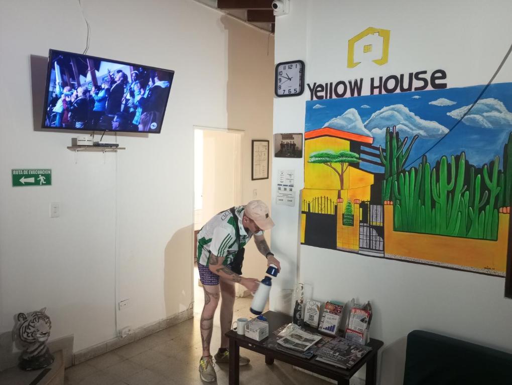 TV a/nebo společenská místnost v ubytování Yellow House Hostel
