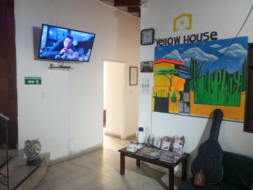 TV a/nebo společenská místnost v ubytování Yellow House Hostel