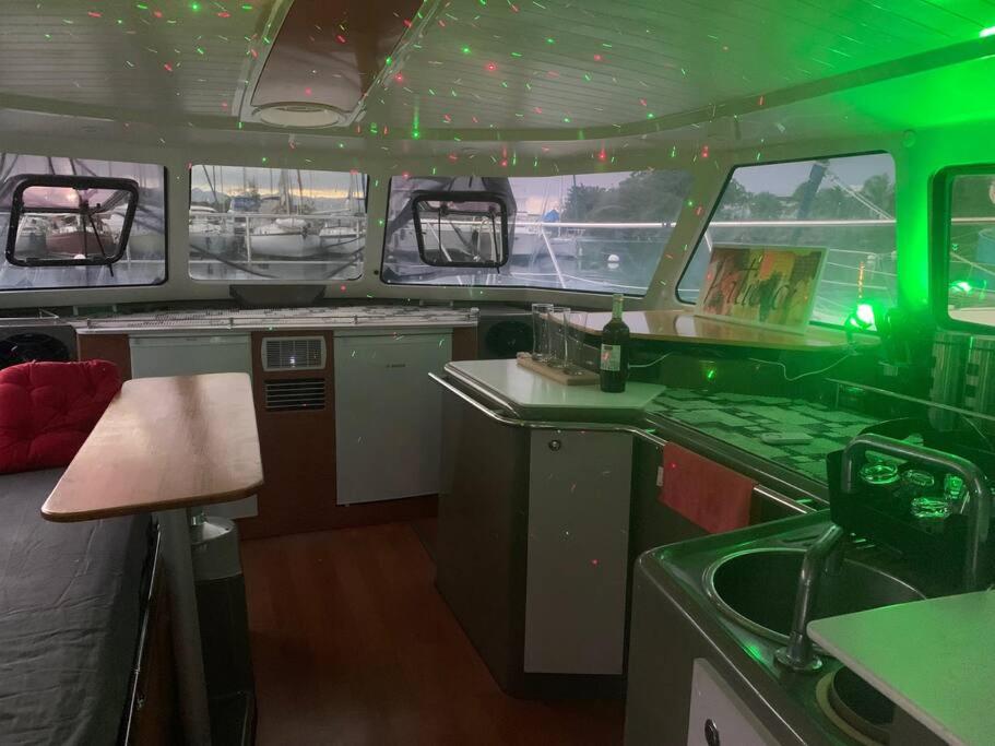 Kuchyň nebo kuchyňský kout v ubytování Expérience unique sur un bateau