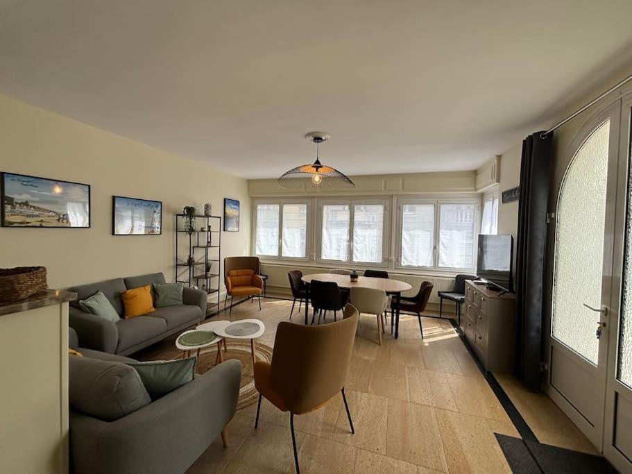 un salon avec un canapé et une table dans l'établissement Charmante Maison avec 3 places de parking, à Le Touquet-Paris-Plage