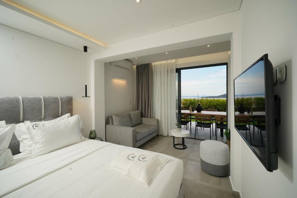 TV a/nebo společenská místnost v ubytování Kefi Luxury Villas