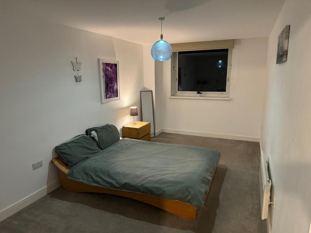 Postel nebo postele na pokoji v ubytování Pond View Spacious Apartment