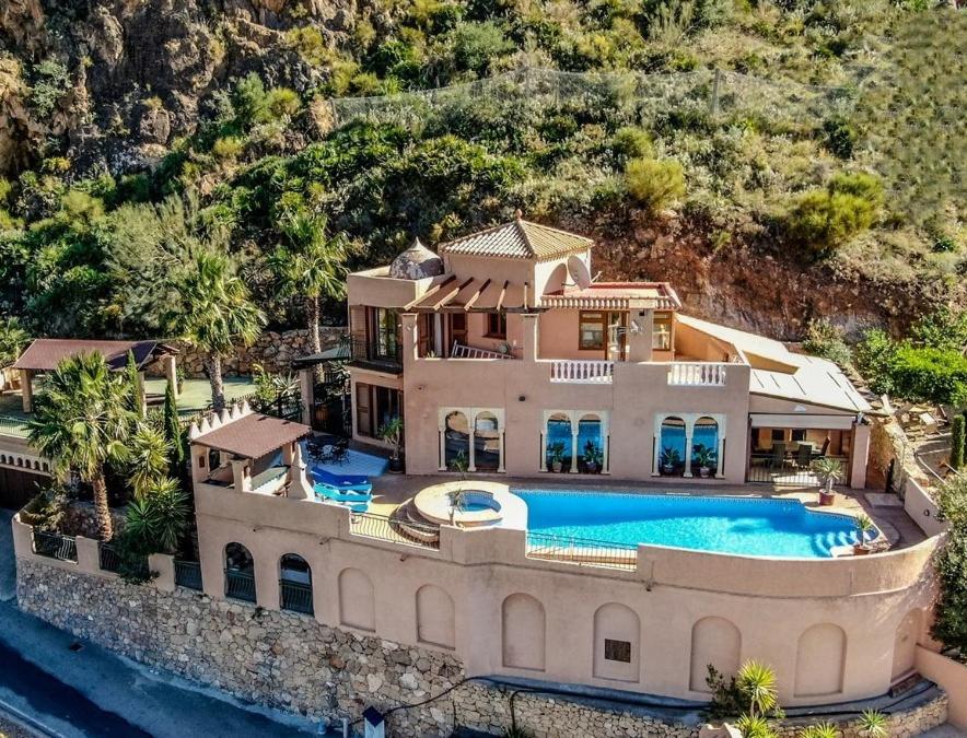 eine Luftaufnahme eines Hauses mit Swimmingpool in der Unterkunft Casa Disa in Turre