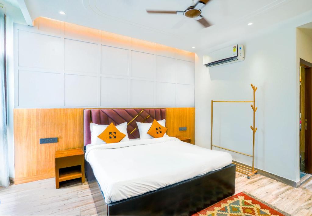 Una cama o camas en una habitación de Hide-In Hostel Delhi