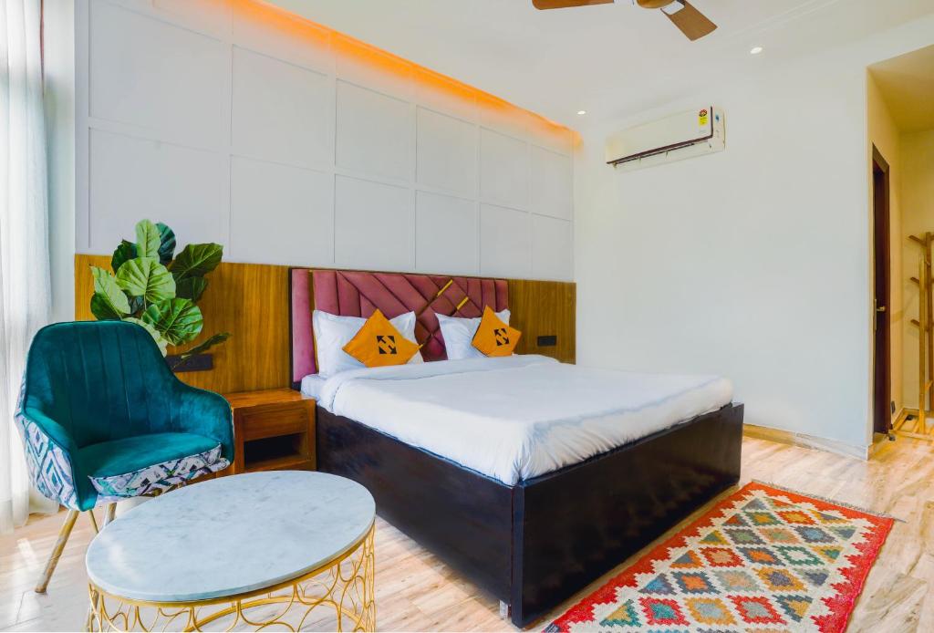 Una cama o camas en una habitación de Hide-In Hostel Delhi