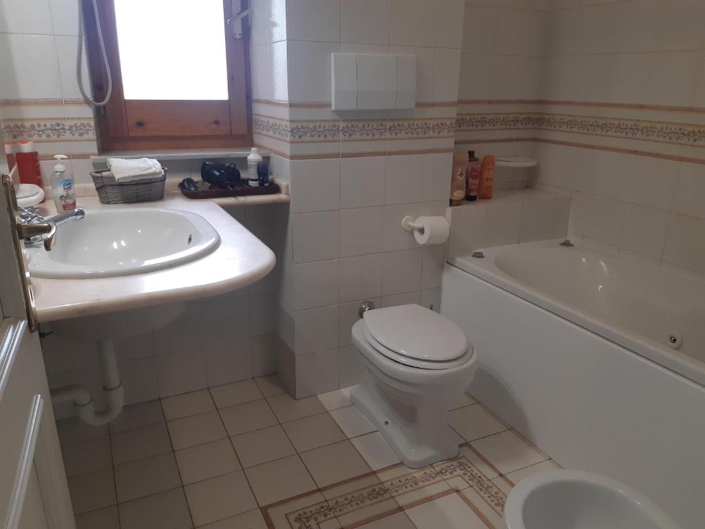 une salle de bain avec toilettes, lavabo et baignoire dans l'établissement Machiavelli House - Intero appartamento Cagliari, à Cagliari