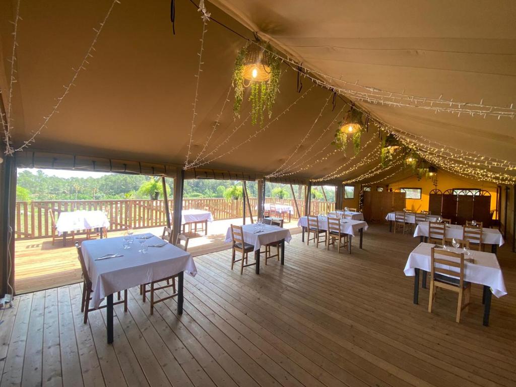 Restaurace v ubytování Glamping VALL de CODÓ