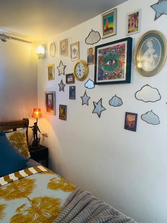 Postel nebo postele na pokoji v ubytování dar l’artiste
