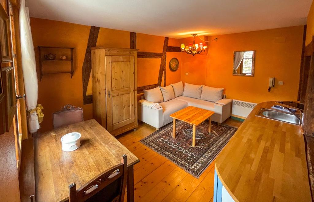 Posezení v ubytování La Maison Bleue - Historic House in the Heart of Riquewihr
