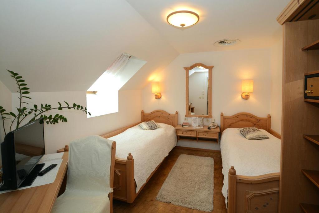 TV a/nebo společenská místnost v ubytování Hotel & Restaurant Braunstein - Pauli´s Stuben