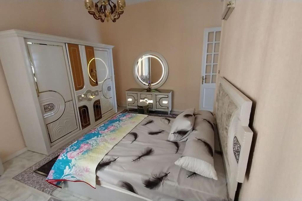 Postel nebo postele na pokoji v ubytování Beachfront downtown apartment