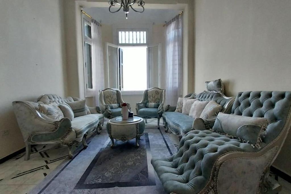 Posezení v ubytování Beachfront downtown apartment