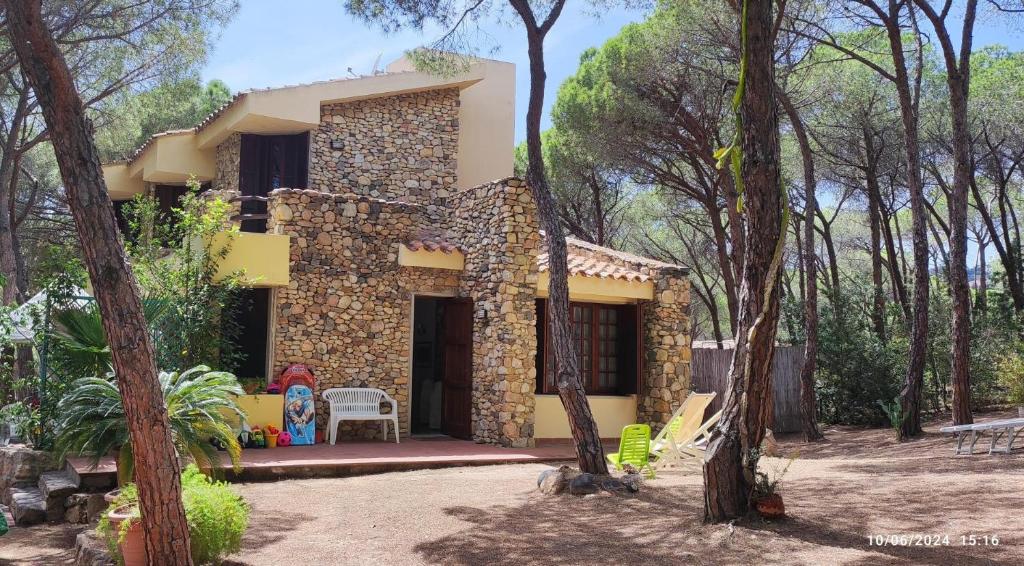 dom w środku lasu w obiekcie Villa Giancarla Santa Margherita di Pula w mieście Santa Margherita di Pula