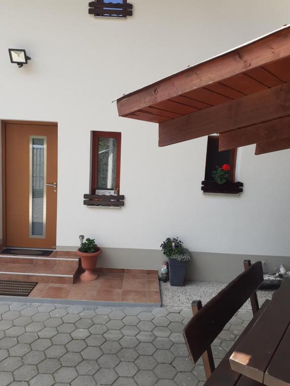 Een balkon of terras bij Apartma in soba pri Bregarju