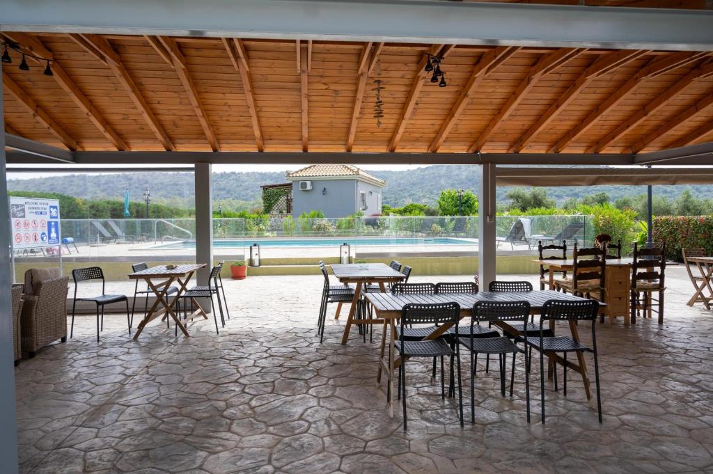 Bazén v ubytování Spedion Villa - Near to sea villas with heated swimming pool nebo v jeho okolí