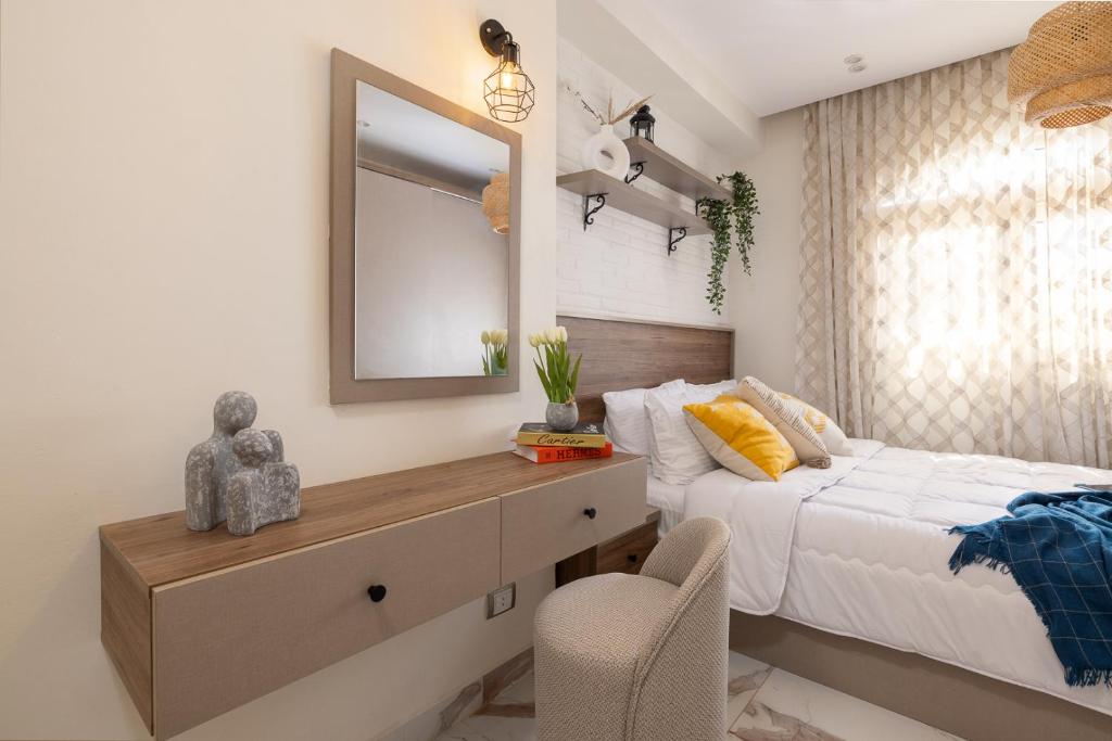 Postel nebo postele na pokoji v ubytování Marina Resort New Alamein By Seven Seasons