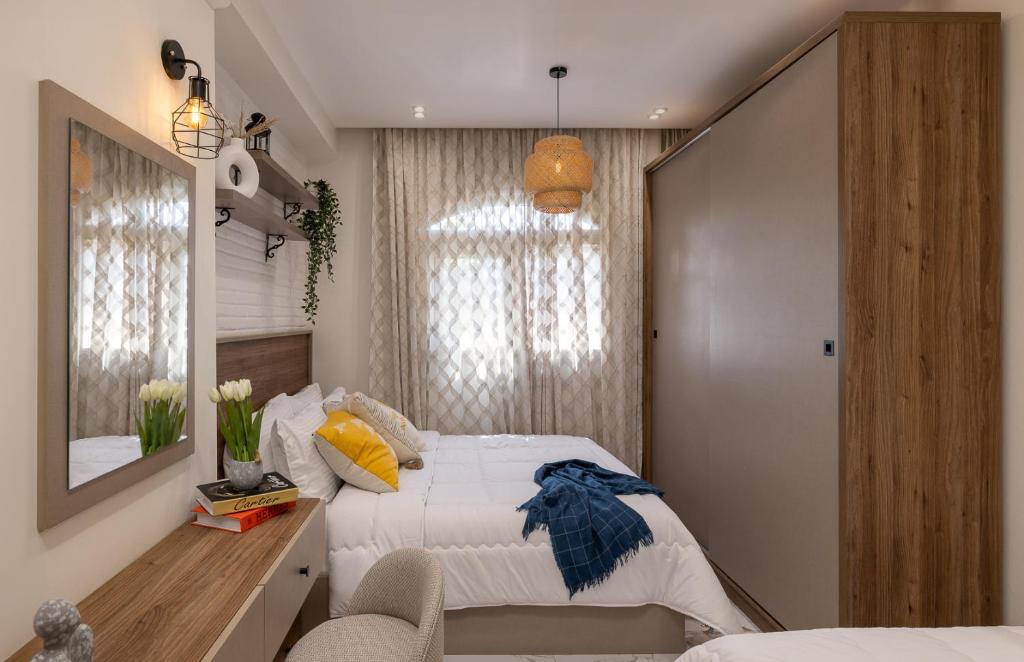 Postel nebo postele na pokoji v ubytování Marina Resort New Alamein By Seven Seasons
