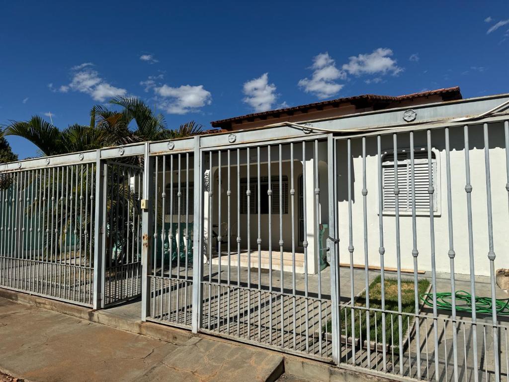 een metalen poort voor een gebouw bij Pousada da Dindinha Cacia in Monte Alegre de Minas