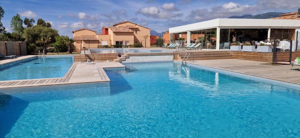 une grande piscine avec de l'eau bleue dans l'établissement Villa di Caju - 4-6 personnes - les Hameaux de Saint Cyprien - lecci, à Lecci
