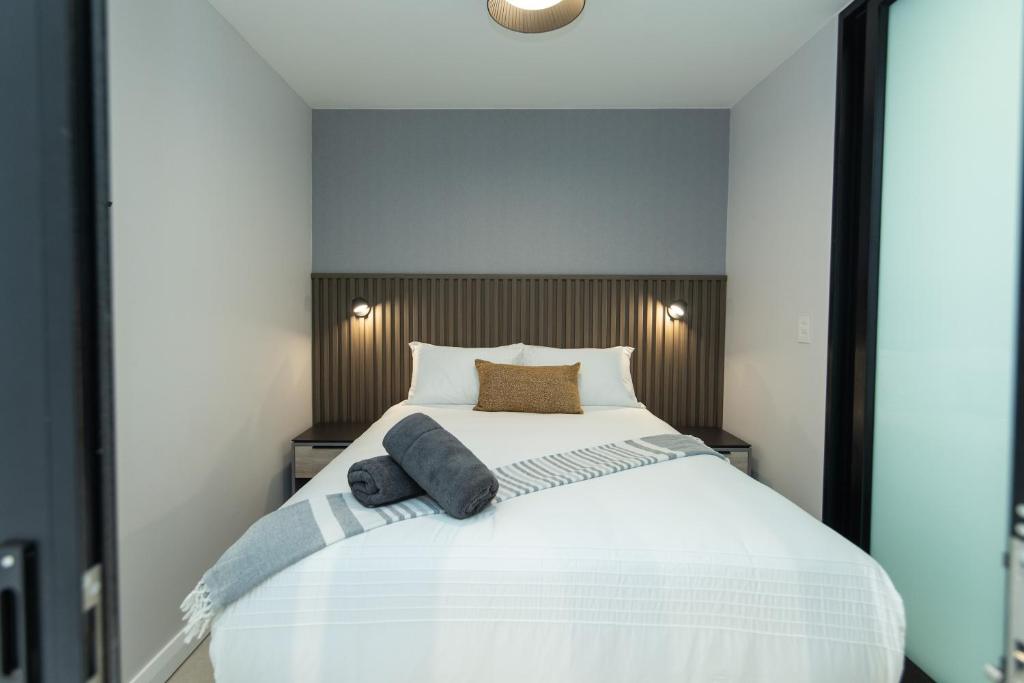 SummerstrandにあるModern Apartment Near The Beachの大きな白いベッドと枕が2つある寝室
