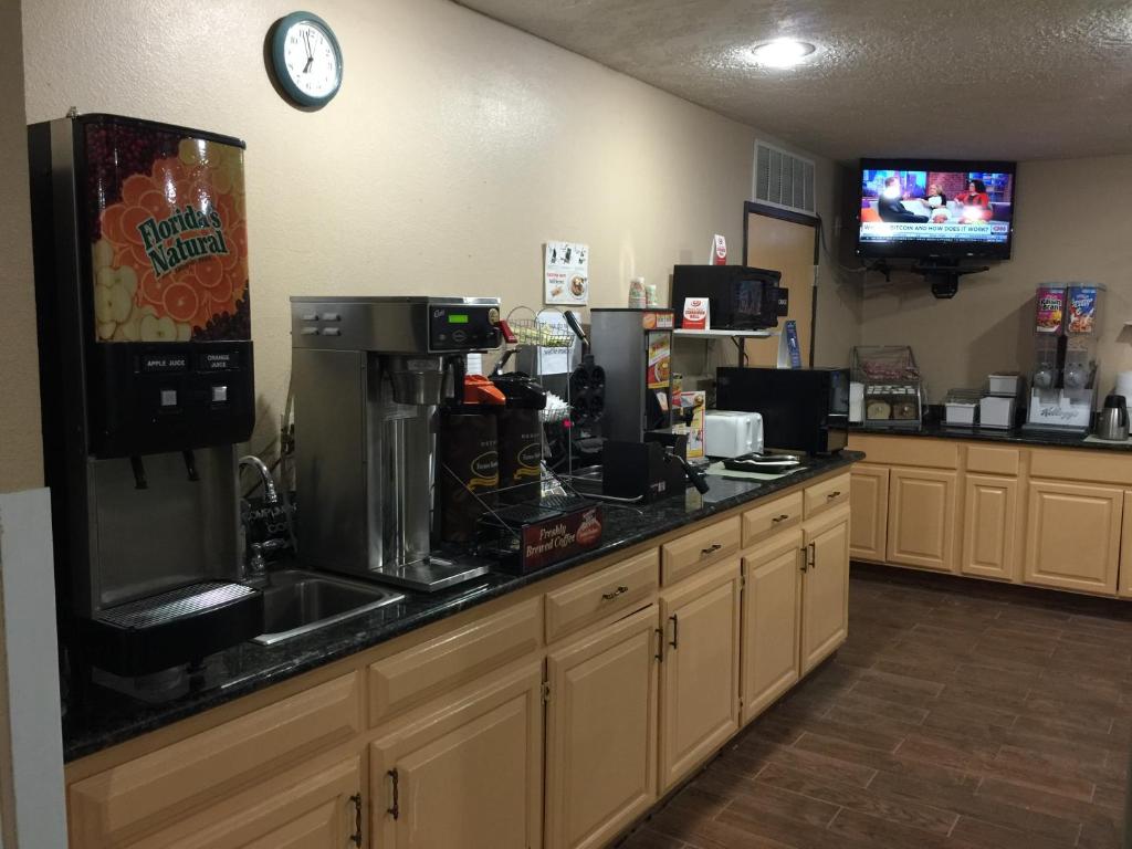 Kuchyň nebo kuchyňský kout v ubytování Super 8 by Wyndham Cedar City