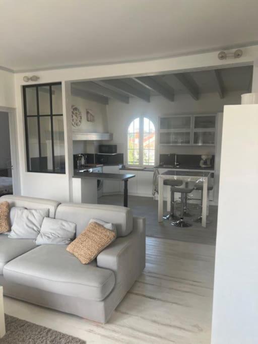 un salon avec un canapé et une table dans l'établissement La Charmeuse à 500m de tout, à Arcachon