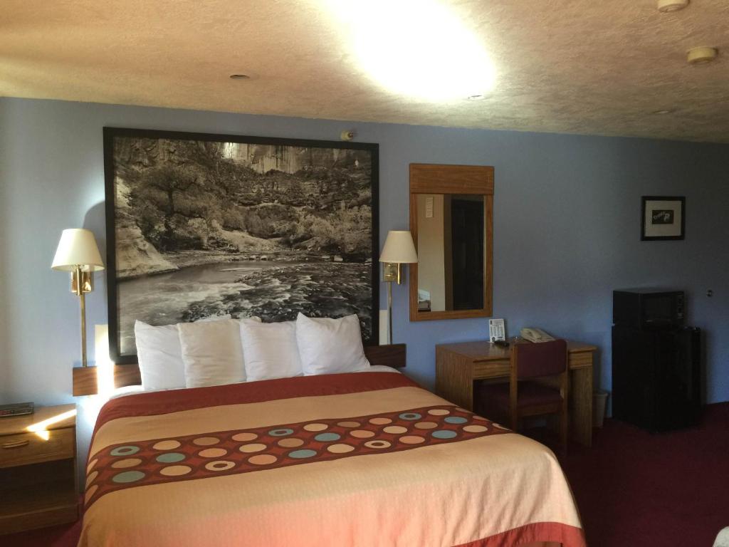 Postel nebo postele na pokoji v ubytování Super 8 by Wyndham Cedar City