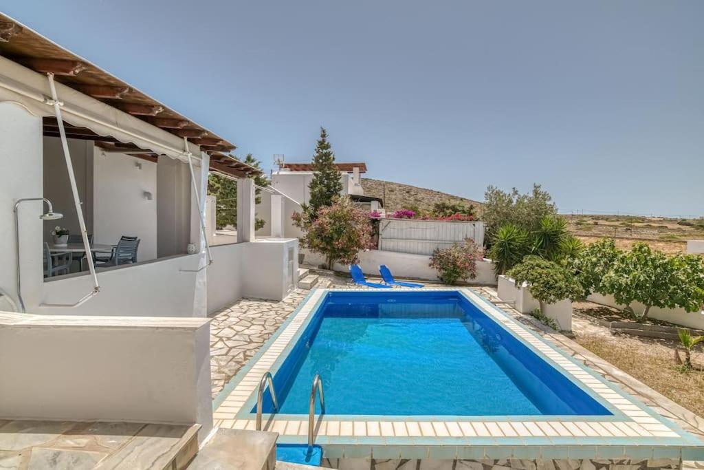 una piscina nel cortile di una villa di Villa Manios Glisidia sea view a Kampos Paros