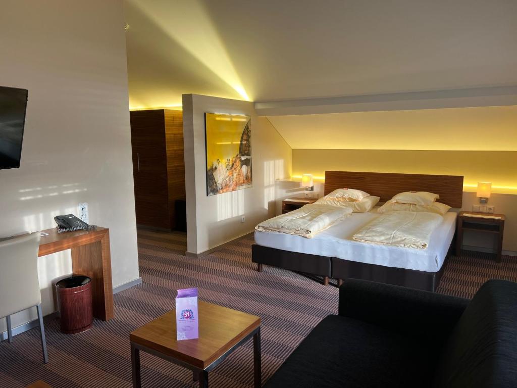 Postel nebo postele na pokoji v ubytování Hotel Gasthof Krönele