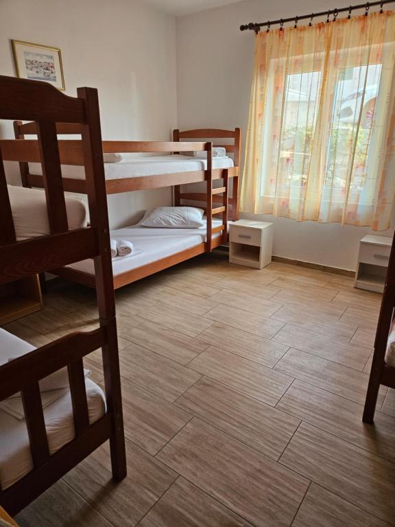 Voodi või voodid majutusasutuse Luka's Lodge Guesthouse & Hostel toas