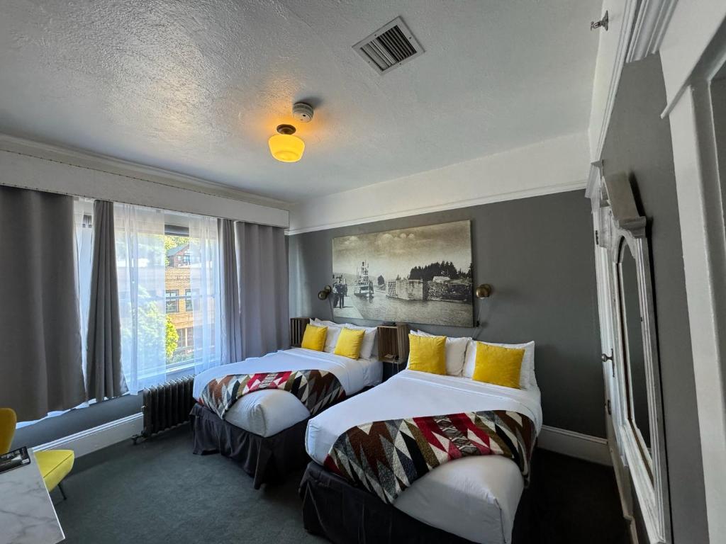 Postel nebo postele na pokoji v ubytování Hood River Hotel