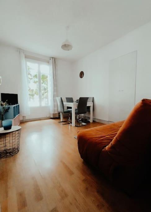 un salon avec un canapé et une table dans l'établissement Eloflat, à Levallois-Perret