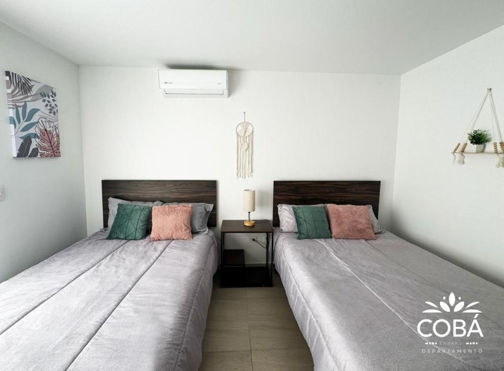 zwei nebeneinander stehende Betten in einem Schlafzimmer in der Unterkunft Departamento en Mazatlan in Mazatlán