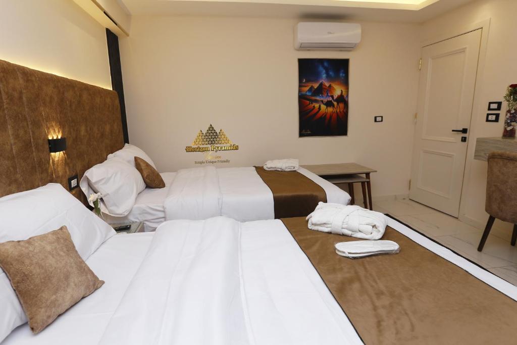 Letto o letti in una camera di Horizon Pyramids View inn