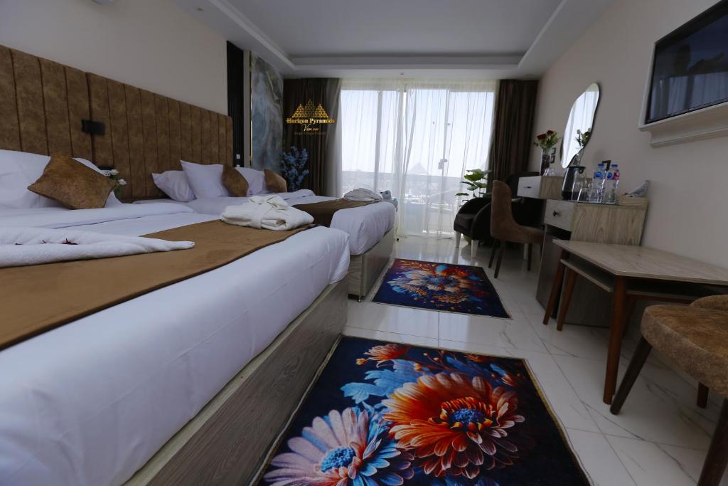 Letto o letti in una camera di Horizon Pyramids View inn